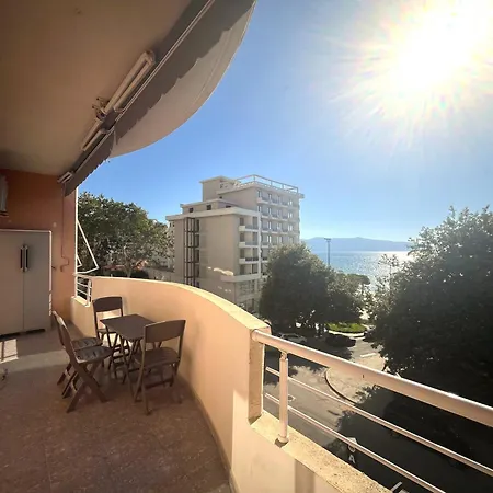 Roal Beach Front فلورا